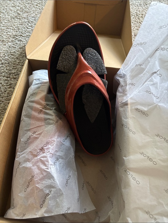 OOFOS Shoes - OOFOS Women's Sandal in Metallic Copper BRAND NEW WITH TAGS NEVER WORN